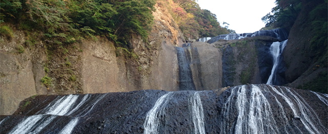 袋田の滝を見上げる